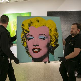 Un portrait de Marilyn Monroe par Andy Warhol a été vendu pour 195 millions de dollars chez Christie's le 9 mai 2022 à New York. [Keystone - AP Photo/Ted Shaffrey]