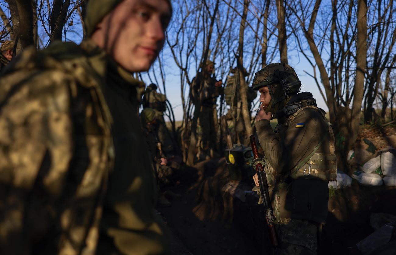 Des soldats ukrainiens dans des tranchées sur la ligne de front dans le nord de la région de Kherson, en Ukraine, le 7 novembre 2022 [Keystone]