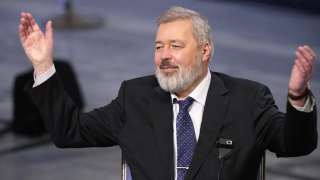 Le lauréat du prix Nobel de la paix, le Russe Dmitry Muratov, fait un geste lors de la cérémonie de remise du prix Nobel de la paix à l'hôtel de ville d'Oslo, en Norvège, vendredi 10 décembre 2021. [AP Photo/KEYSTONE - Alexander Zemlianichenko]