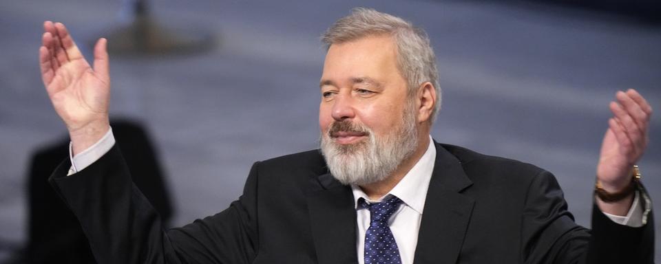 Le lauréat du prix Nobel de la paix, le Russe Dmitry Muratov, fait un geste lors de la cérémonie de remise du prix Nobel de la paix à l'hôtel de ville d'Oslo, en Norvège, vendredi 10 décembre 2021. [AP Photo/KEYSTONE - Alexander Zemlianichenko]