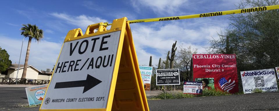 Un panneau indiquant un bureau de vote en anglais et en espagnol à Phoenix en Arizona. [Keystone/AP Photo - Ross D. Franklin]