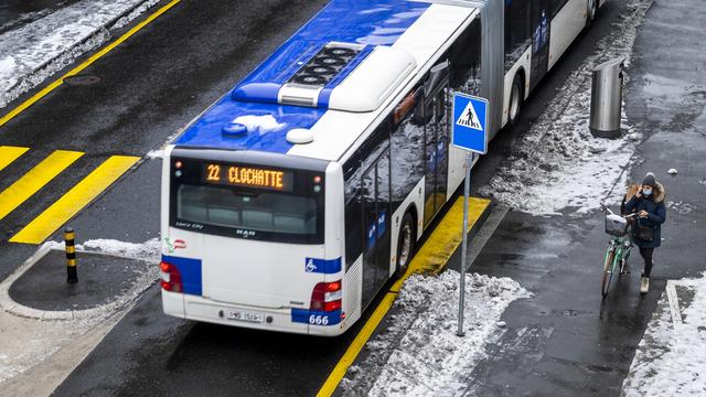 Dans le canton de Vaud, l'initiative cantonale pour des transports publics gratuits a récolté plus de 17'000 signatures, sur les 12'000 nécessaires. Lancée l'été dernier, elle a été officiellement déposée mercredi à la chancellerie cantonale. Le texte est soutenu par le POP et Solidarités. [KEYSTONE - JEAN-CHRISTOPHE BOTT]