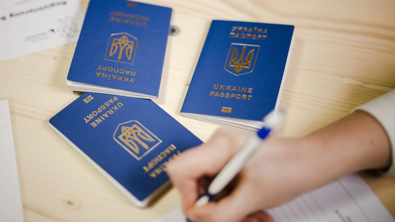 Permis S refusé à une famille ukrainienne à cause du passeport étasunien du père [Keystone - Valentin Flauraud]