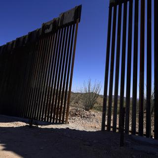 Un trou dans le mur entre le Mexique et les Etats-Unis en Arizona. [AP/Keystone - Ross D. Franklin]