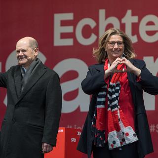 Olaf Scholtz aux côtés de la cheffe de file du SPD en Sarre, Anke Rehlinge, 18.03.2022. [DPA/Keystone - Oliver Dietze]