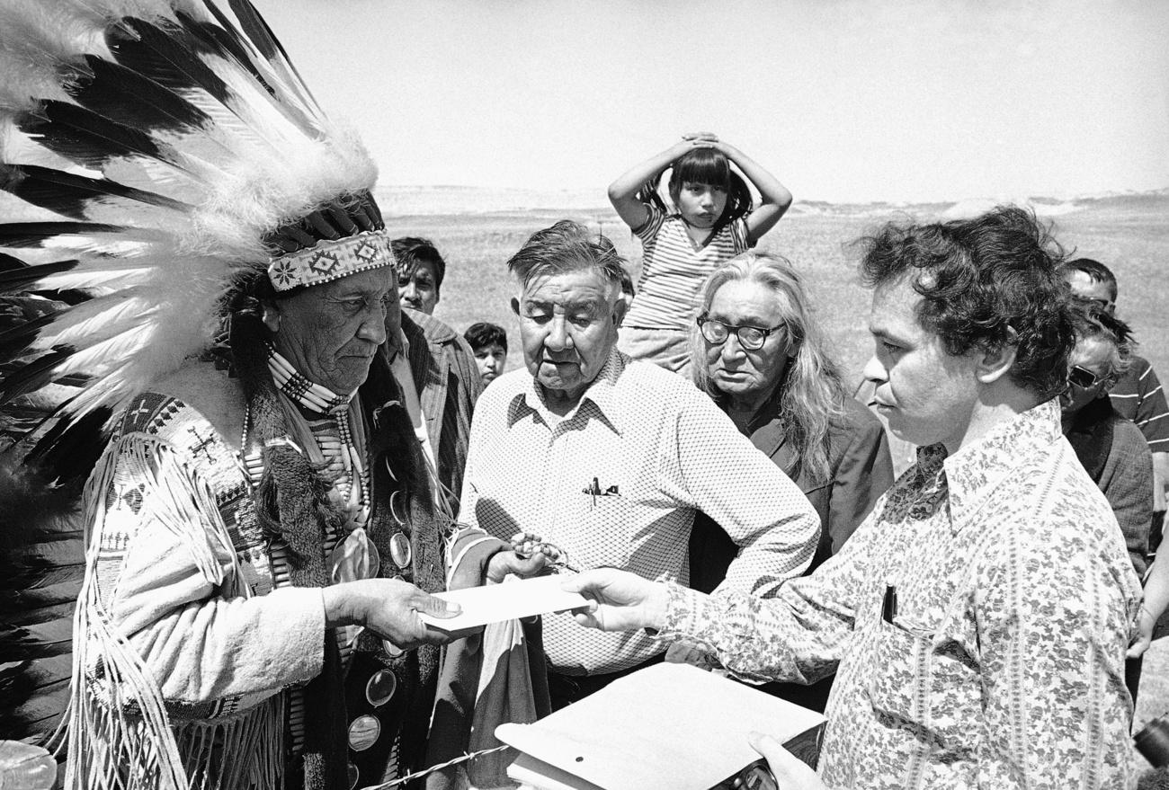 En 1973, l'occupation de Wounded Knee a duré 71 jours, jusqu'à ce qu'un accord soit conclu entre les fonctionnaires fédéraux et une délégation Lakota, qui comprenait Fools Crow (à gauche). [AP Photo/Keystone - ANONYMOUS]
