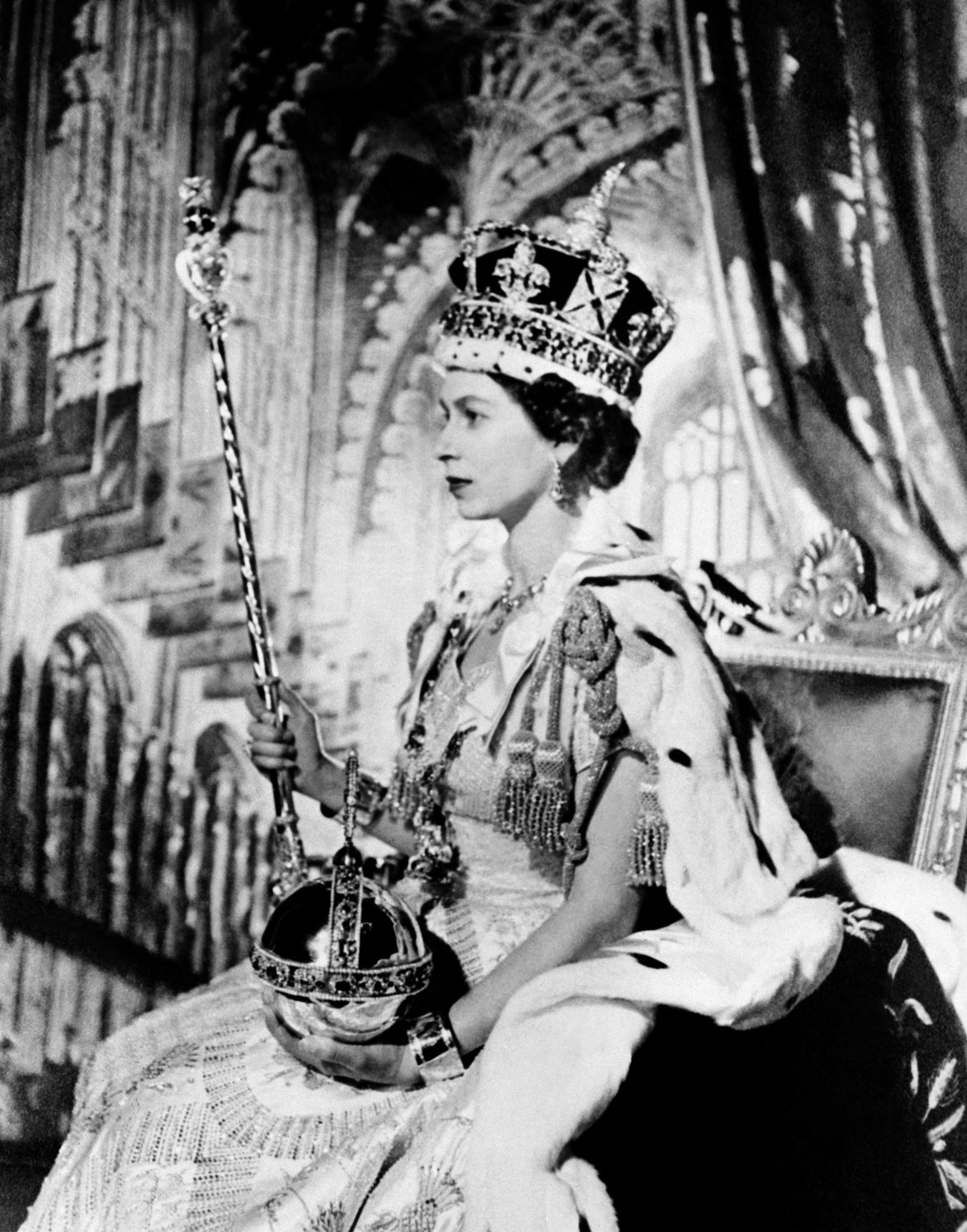 Elizabeth II, lors de son couronnement en juin 1953. [APFP - -]