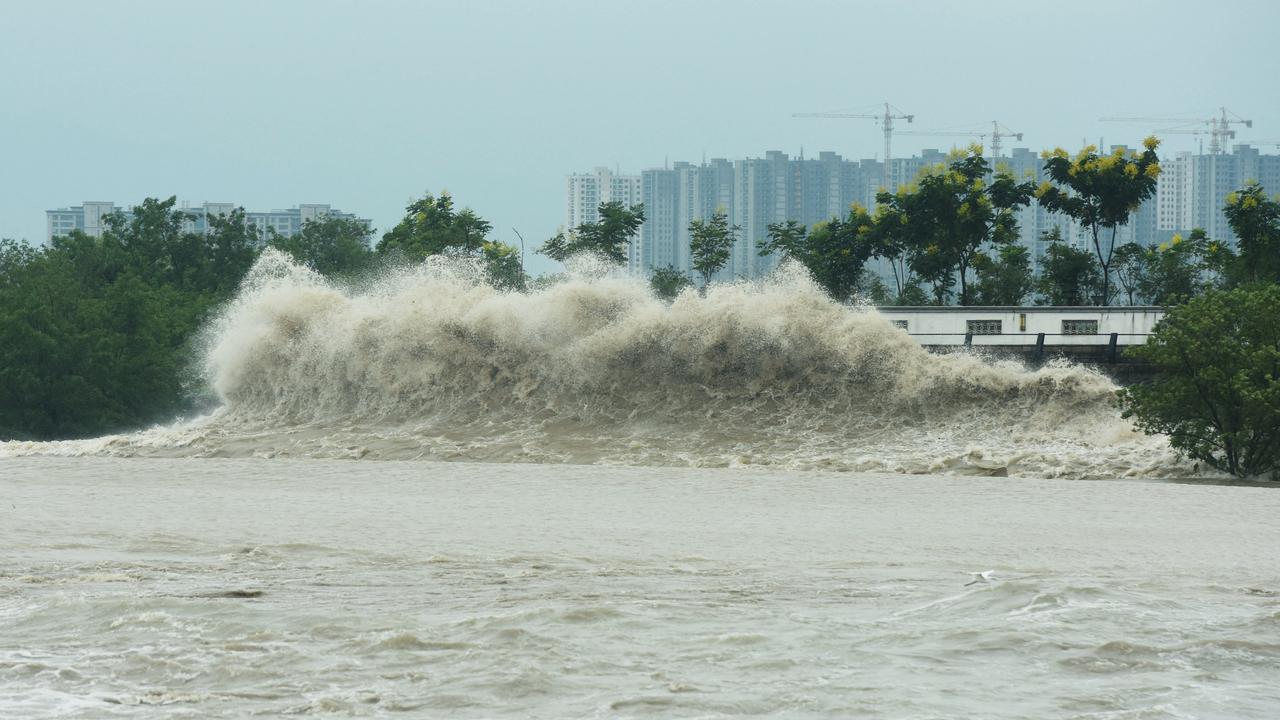 Des vagues générées par le typhon Muifa se brisent le long de la côte à Lianyungang, dans la province chinoise du Jiangsu (est), le 14 septembre 2022. [AFP]