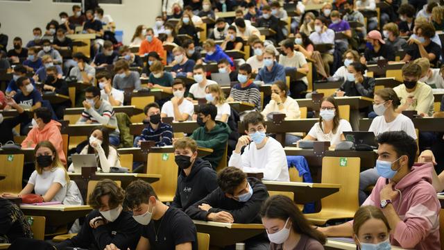 Des étudiants dans un auditoire de l'EPFL en Septembre 2021. [Keystone - Laurent Gillieron]