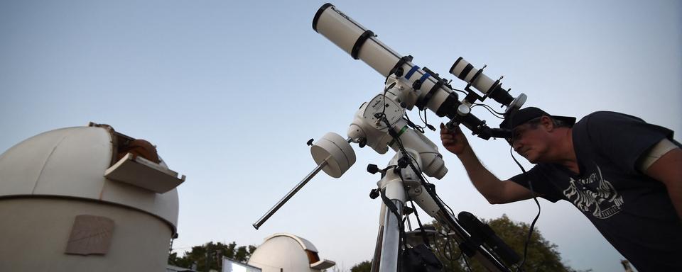 Télescope devant un observatoire. [AFP - Guillaume Souvant]