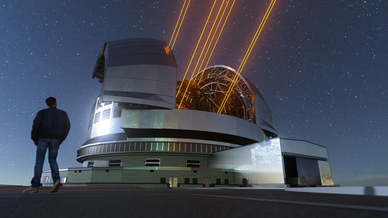 Cette illustration de l'Extremely Large Telescope (ELT) montre à quoi il ressemblera lorsqu'il fonctionnera la nuit, avec ses unités de guidage laser pour les étoiles. [ESO - vision d'artiste]