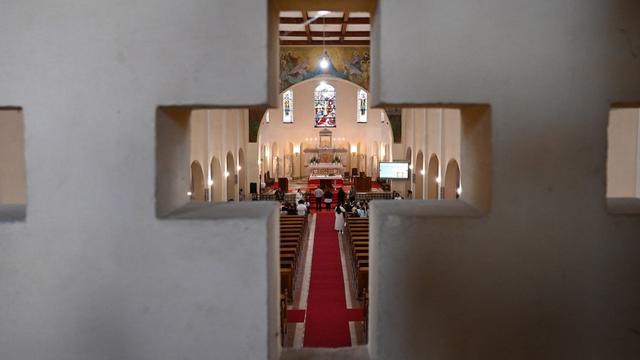 Des moniales dominicaines organisent des cours d'éducation et prient pour les élèves de l'école primaire Liszt Ferenc dans l'église St-Stephan de la ville de Hodmezovasarhely, en Hongrie. [AFP - Attila Kisbenedek]