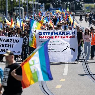 La Marche de Pâques pour la paix a défilé à Berne, sous le signe de la guerre en Ukraine. [KEYSTONE - Peter Schneider]