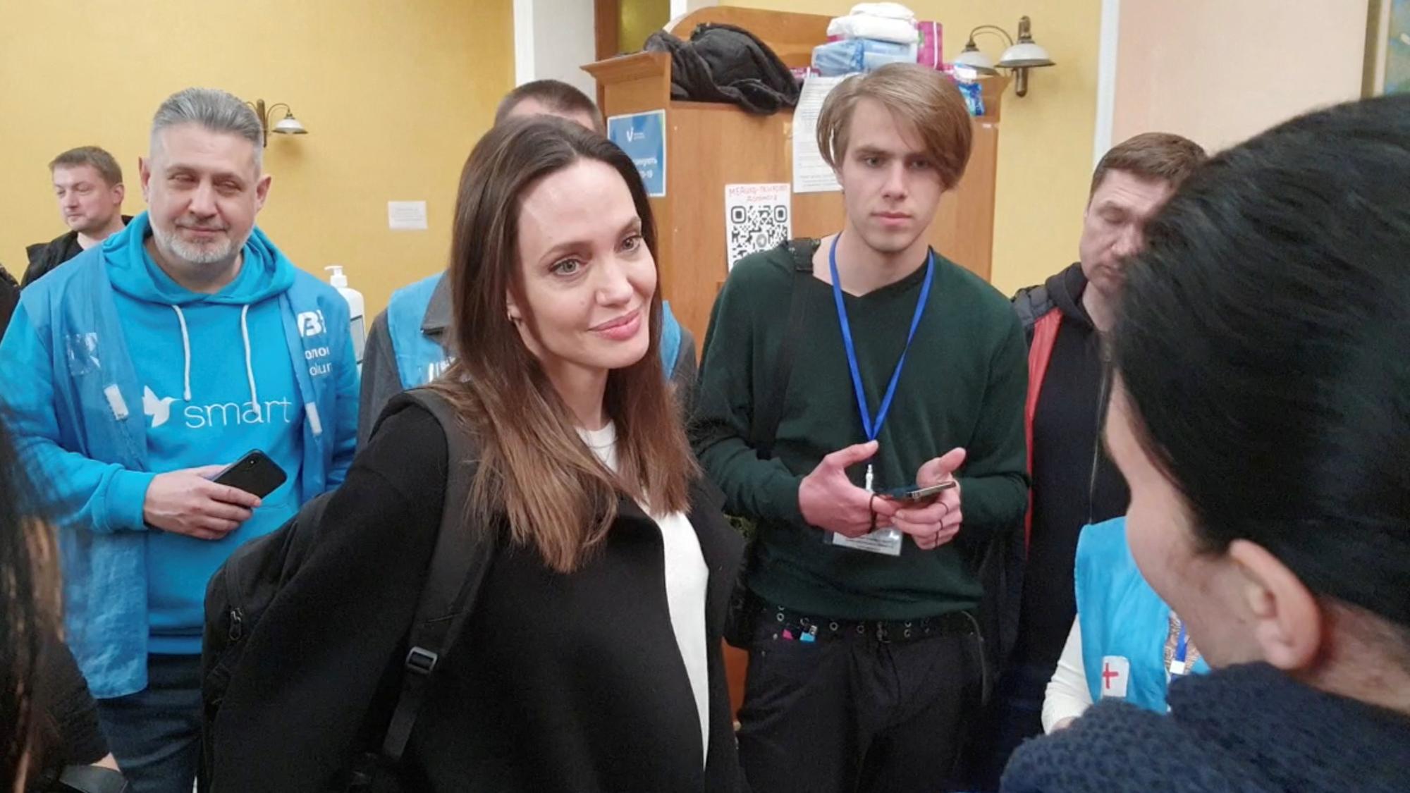 Angelina Jolie rencontre des volontaires à Lviv. [Reuters - Ukrzaliznytsia/Handout]