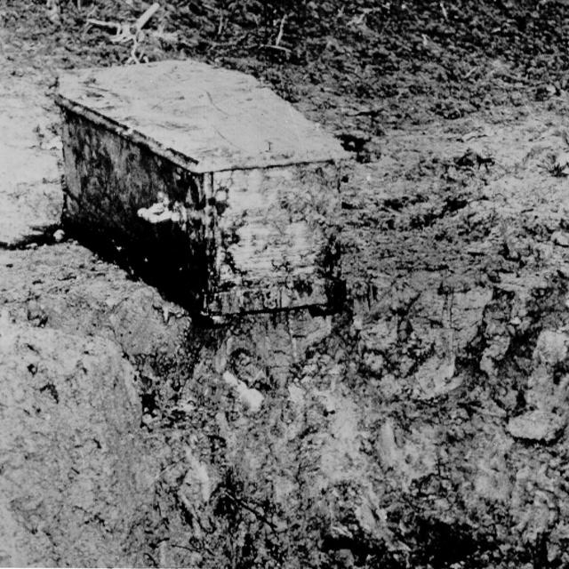 17 mai 1978 - Le cercueil retrouvé de Charlie Chaplin près d'un trou dans un champ de maïs... [AP / Keystone]