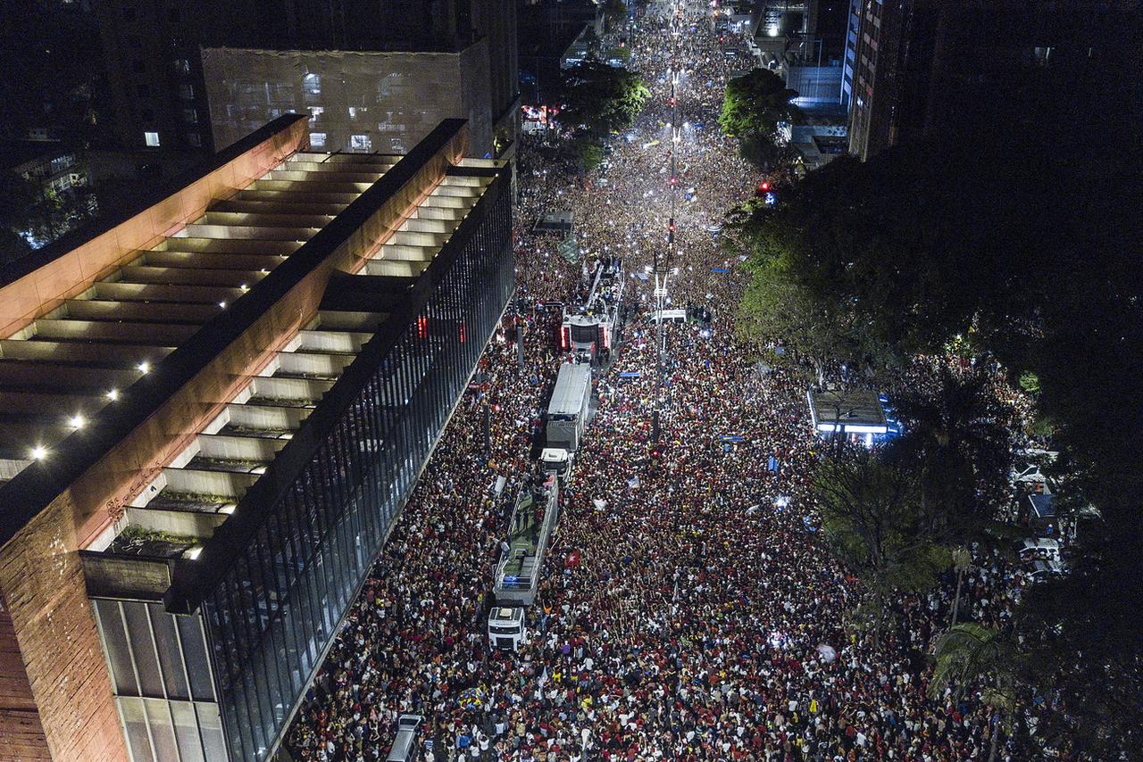 Des centaines de milliers de personnes réunies à Sao Paulo pour fêter la victoire de Lula, le 30 octobre 2022. [Keystone - Matias Delacroix]