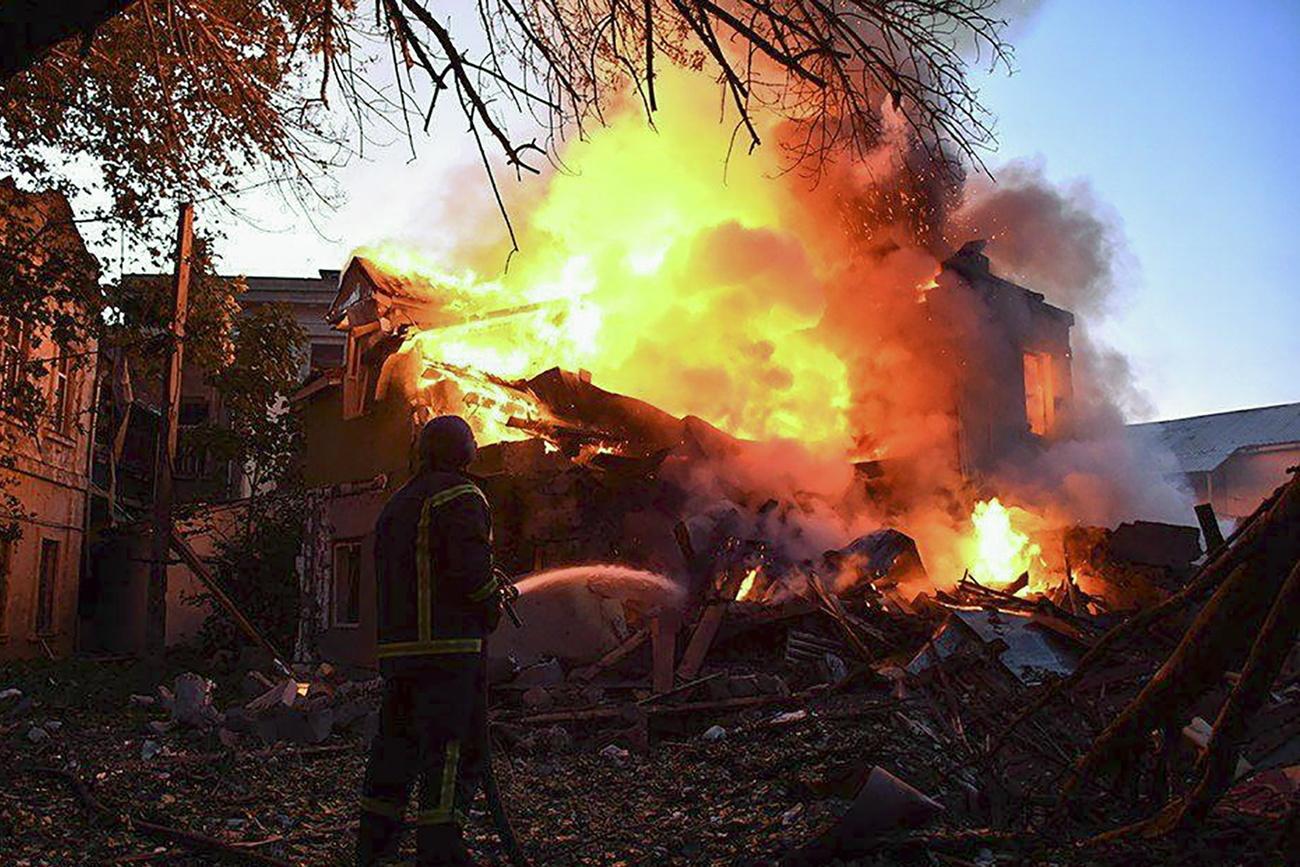 Une maison en feu dans le village de Shevchenkove, dans le sud de l'Ukraine. [Keystone - State emergency service of Ukraine]