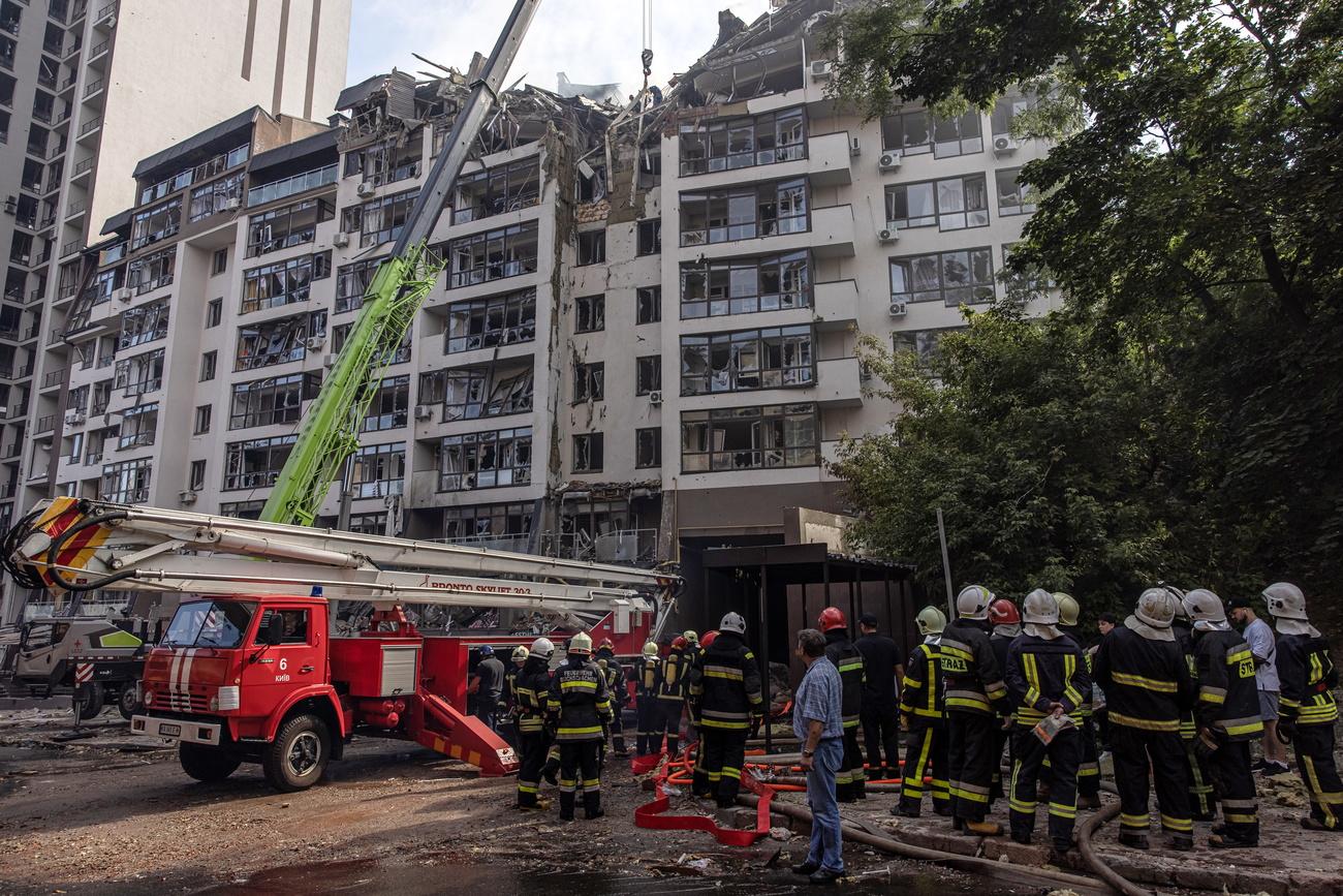 Un immeuble endommagé de la banlieue de Kiev après une frappe russe. [Keystone - EPA/Roman Pilipey]