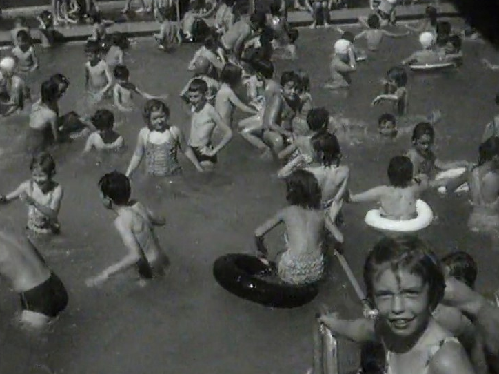 Ambiance dans une piscine de quartier de Lausanne en 1961. [RTS]