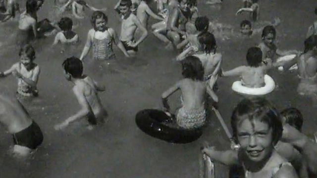 Ambiance dans une piscine de quartier de Lausanne en 1961. [RTS]