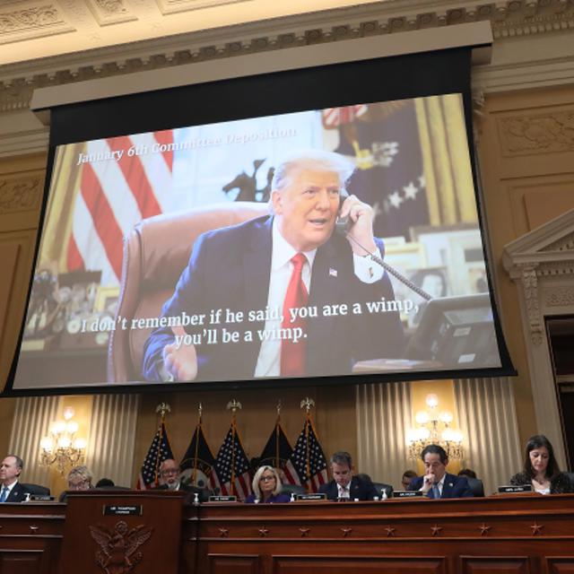 Une image de Donald Trump projetée lors de la dernière audience de la commission d'enquête parlementaire sur l'assaut du Capitole. [Keystone/EPA - Michael Reynolds]