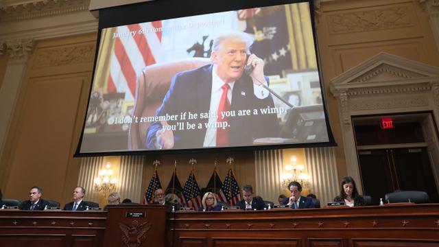 Une image de Donald Trump projetée lors de la dernière audience de la commission d'enquête parlementaire sur l'assaut du Capitole. [Keystone/EPA - Michael Reynolds]