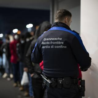 Un contrôle de migrants en provenance de l'Autriche en janvier 2022. [Keystone - Gian Ehrenzeller]