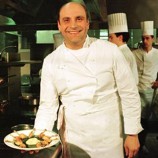 Le chef français Bernard Loiseau dans sa cuisine du Relais de Saulieu (4 mars 1991). [AP Photo - Jacques Brinon Keystone]