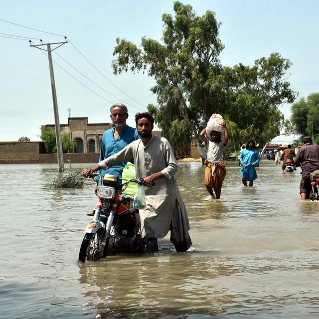 Des personnes pataugent dans une zone inondée suite à de fortes pluies dans le district de Kamber Shahdadkot, province de Sindh, Pakistan, le 29 août 2022 [EPA - Waqar Hussain]