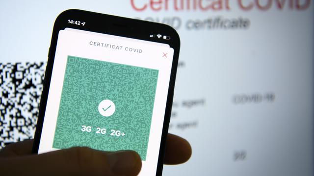 Un pass Covid sur un smartphone. [Keystone - Laurent Gillieron]