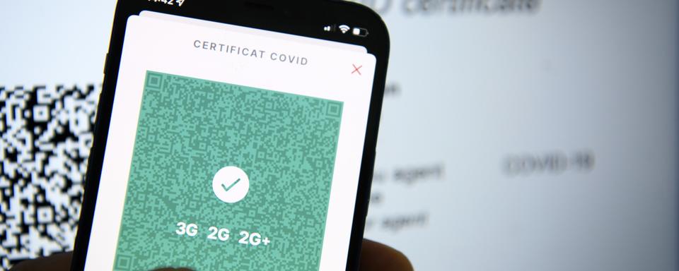 Un pass Covid sur un smartphone. [Keystone - Laurent Gillieron]