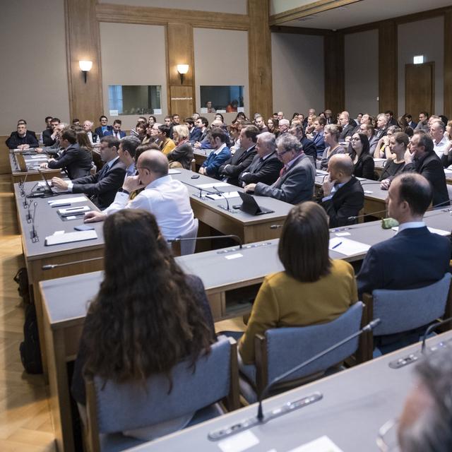 Les 130 membres de la Constituante réunis lors de la séance constitutive le 17 decembre 2018 dans la salle du Grand Conseil valaisan à Sion. [Keystone - Adrien Perritaz]