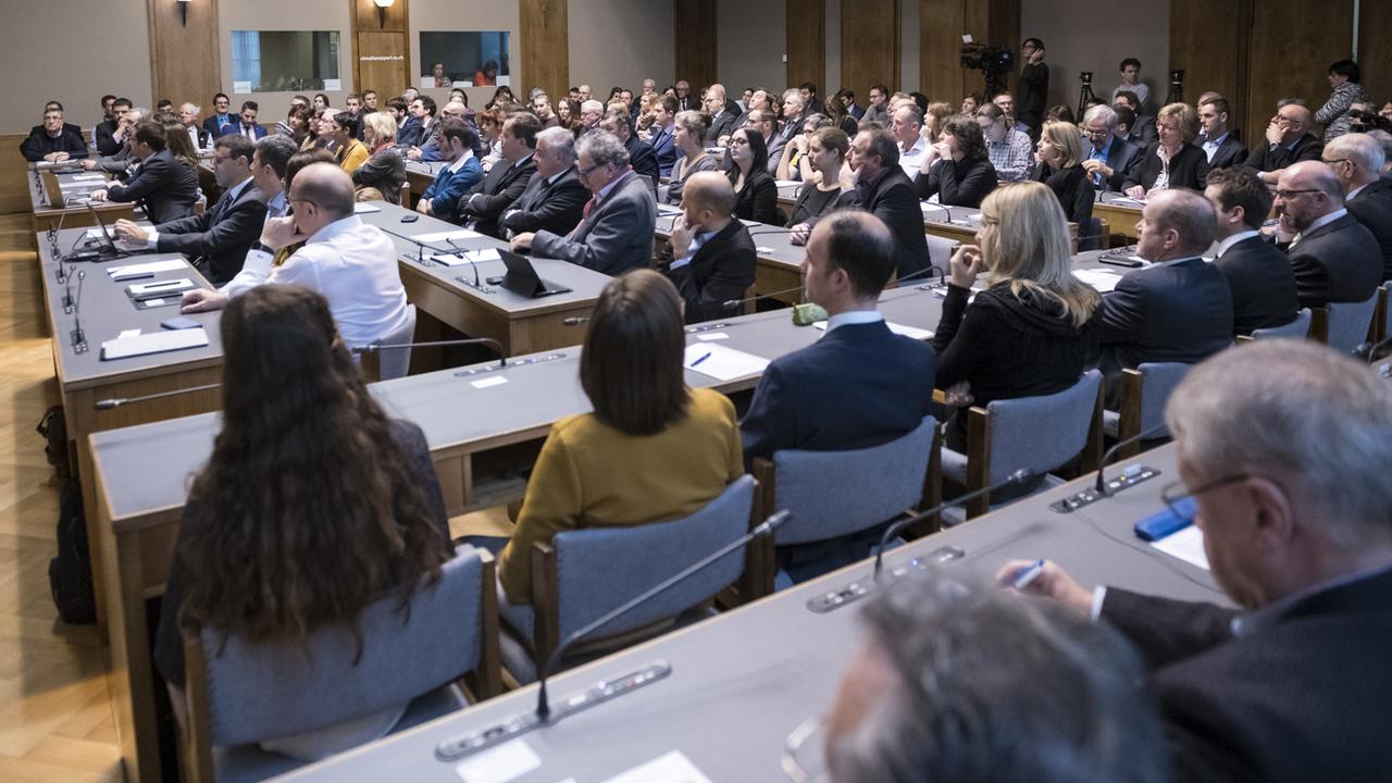 Les 130 membres de la Constituante réunis lors de la séance constitutive le 17 decembre 2018 dans la salle du Grand Conseil valaisan à Sion. [Keystone - Adrien Perritaz]