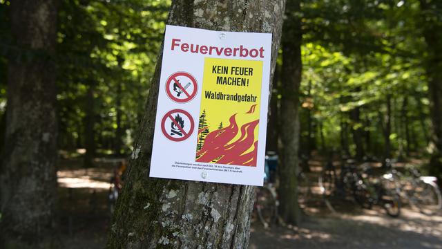 Suite à l'interdiction de faire du feu en forêt et en lisière de forêt, des panneaux d'interdiction ont été installés autour du Katzensee, les grillades ne sont pas autorisées près des foyers, le vendredi 27 juillet 2018 à Zurich. [KEYSTONE - Melanie Duchene]