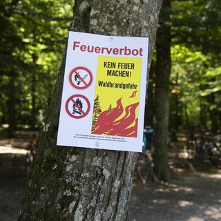 Suite à l'interdiction de faire du feu en forêt et en lisière de forêt, des panneaux d'interdiction ont été installés autour du Katzensee, les grillades ne sont pas autorisées près des foyers, le vendredi 27 juillet 2018 à Zurich. [KEYSTONE - Melanie Duchene]