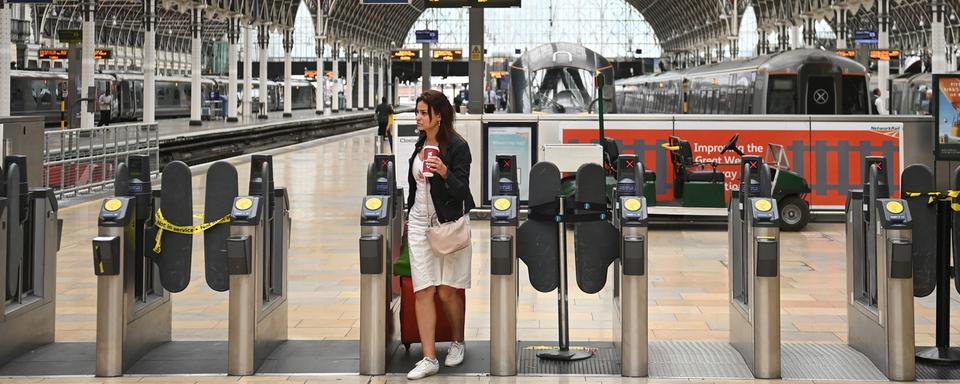 La gare londonienne de Paddington pratiquement à l'arrêt, mercredi 27.07.2022. [EPA/Keystone - Neil Hall]