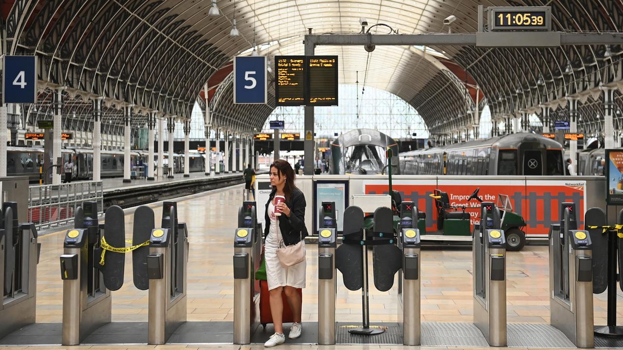 La gare londonienne de Paddington pratiquement à l'arrêt, mercredi 27.07.2022. [EPA/Keystone - Neil Hall]