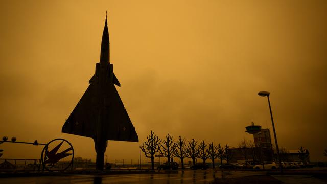 Une image du ciel orangé en raison du sable du Sahara le 15 mars 2022 à l'aérodrome militaire de Payerne. [Keystone - Laurent Gillieron]