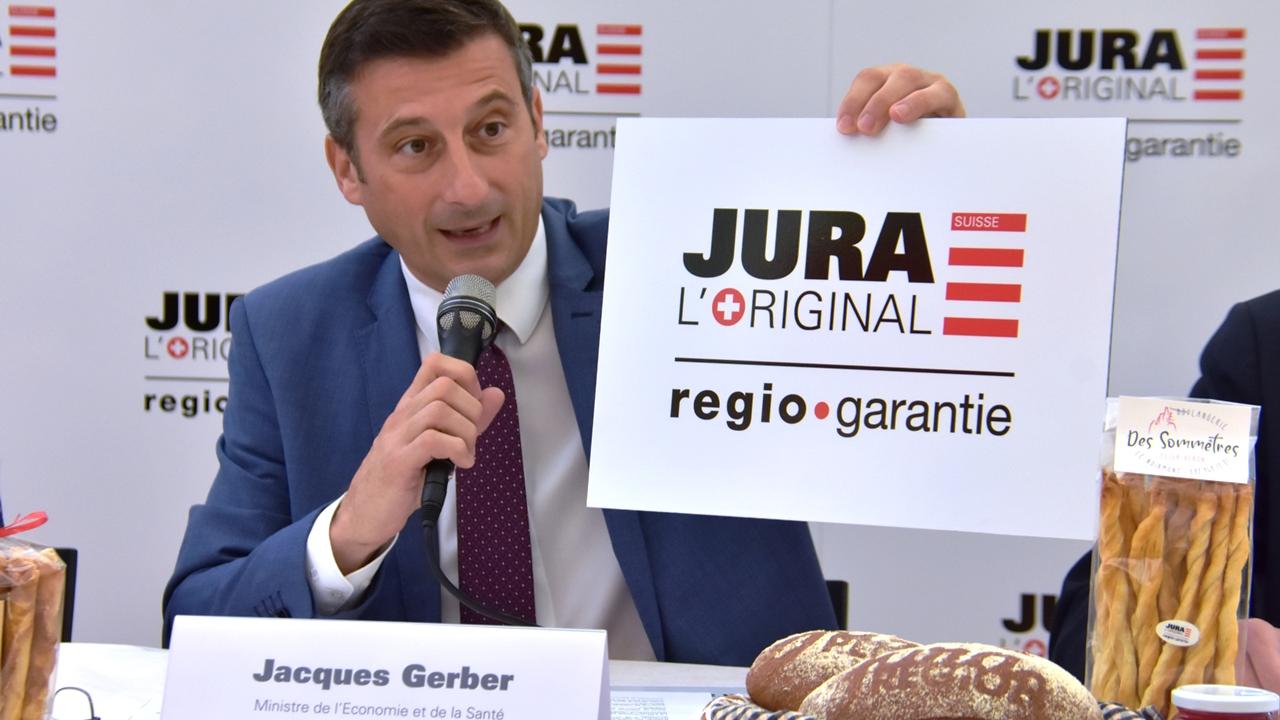 Le ministre Jacques Gerber annonce un coup de frais pour les produits du terroir dans le canton du Jura. [RTS - Gaël Klein]