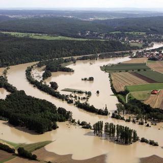 Une vue aérienne montre le large étalement du Danube dans la région de Kelheim et du monastère de Weltenburg, le vendredi 26 août 2005. Depuis la nuit dernière, le niveau d'eau est stable et en légère baisse. [AP Photo/Keystone - Christof Stache]