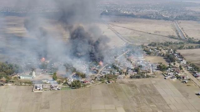 L'armée birmane est accusée de bombarder des villages, comme ici le 18 février. [Keystone - Free Burma Rangers via AP]