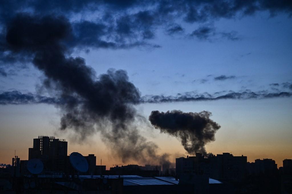 De la fumée au-dessus de Kiev. [AFP - Aris Messinis]