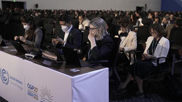 Des observateurs assistent aux discussions de la COP27 sur le climat, le 17 novembre 2022 à Bali. [AP/Keystone - Nariman El-Mofty]