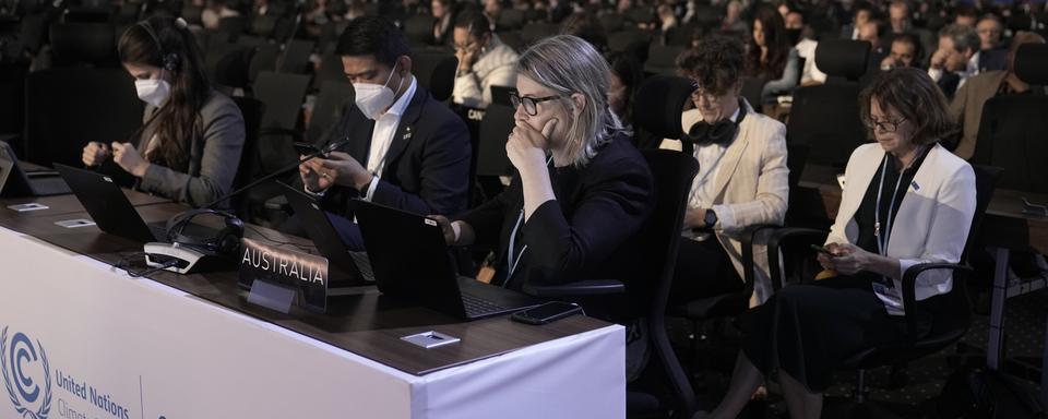 Des observateurs assistent aux discussions de la COP27 sur le climat, le 17 novembre 2022 à Bali. [AP/Keystone - Nariman El-Mofty]