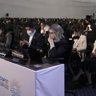 Des observateurs assistent aux discussions de la COP27 sur le climat, le 17 novembre 2022 à Bali. [AP/Keystone - Nariman El-Mofty]