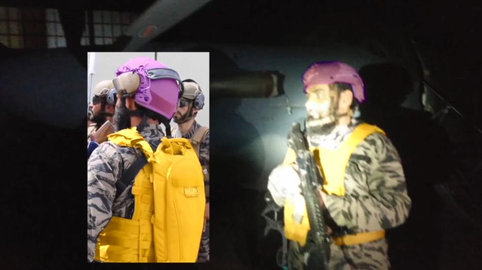 Ce soldat, qui passe devant un avion, porte l’équipement caractéristique du bataillon Badri 313, notamment le sac et le casque, surlignés en jaune et en violet. [DR]