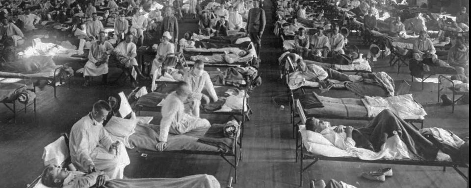 Des malades de la Grippe espagnole soignés dans un hôpital du Kansas, en 1918. [AP/Keystone - Musée national américain de la Santé]