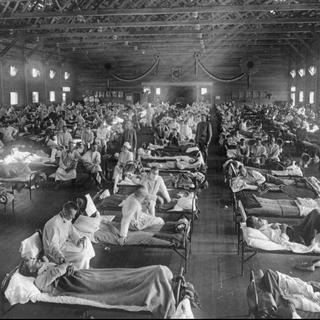 Des malades de la Grippe espagnole soignés dans un hôpital du Kansas, en 1918. [AP/Keystone - Musée national américain de la Santé]