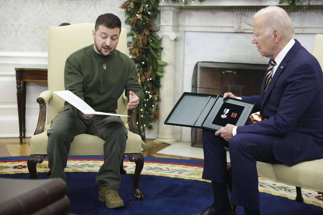 Volodymyr Zelensky, en visite à Washington, a remis une médaille militaire à Joe Biden. [Keystone - EPA/Oliver Contreras /POOL]