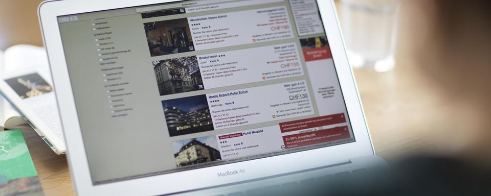 Booking, Hotels.com... comment ces plateformes font-elles pour nous faire croire qu'il n'y a pas d'alternative à leur utilisation? [Keystone - Gaetan Bally]